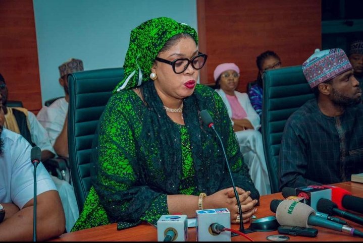 Rayyan_Tukur's tweet photo. It was a wonderful idea so they took her around as to show support about the #SchoolFeedingProgram 👍. The Senior Special Assistant to the President on School Feeding Dr Yetunde Adeniji believes Gov @ubasanius can re write history ⏲️👍.

@Abdool85 https://t.co/RojtYLZIPi