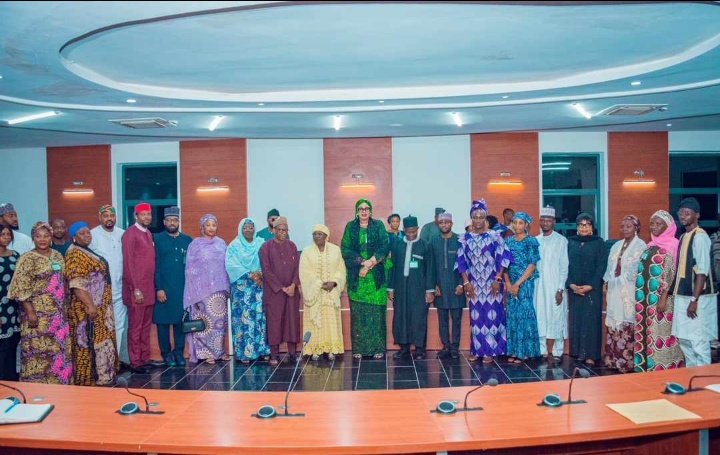 Rayyan_Tukur's tweet photo. It was a wonderful idea so they took her around as to show support about the #SchoolFeedingProgram 👍. The Senior Special Assistant to the President on School Feeding Dr Yetunde Adeniji believes Gov @ubasanius can re write history ⏲️👍.

@Abdool85 https://t.co/RojtYLZIPi