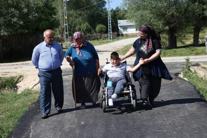 Kastamonu'da 12 yaşındaki yürüme engelli Duhan Berat Güneyli'nin yaşadığı evin stabilize olan yolu, akülü aracını rahat kullanabilmesi için asfalt yapıldı