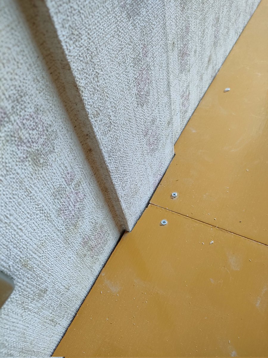 umitonasi's tweet photo. コンパネを調整板の上に貼っていく🔨

調整板を等間隔には配置してたけれど、コンパネのサイズに合わせて置いてなかったので、端が宙に浮いてしまった。

コンパネを貼りながら調整板を追加でおいていくことに…

水平は取れているみたいで安心。
���分貼り終えたところで今日は終了！ https://t.co/iFGCteUyr7