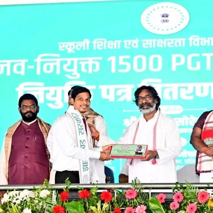 JMMKalpanaSoren's tweet photo. नव-नियुक्त 1500 PGT शिक्षकों को नियुक्ति पत्र मिलने की हार्दिक बधाई और जोहार।

झारखण्ड में शिक्षा व्यवस्था सुदृढ हो, इसके लिए हर प्रयास कर रही है झारखण्ड सरकार। नियुक्तियां जारी रहेंगी... https://t.co/BoNLq9rBic