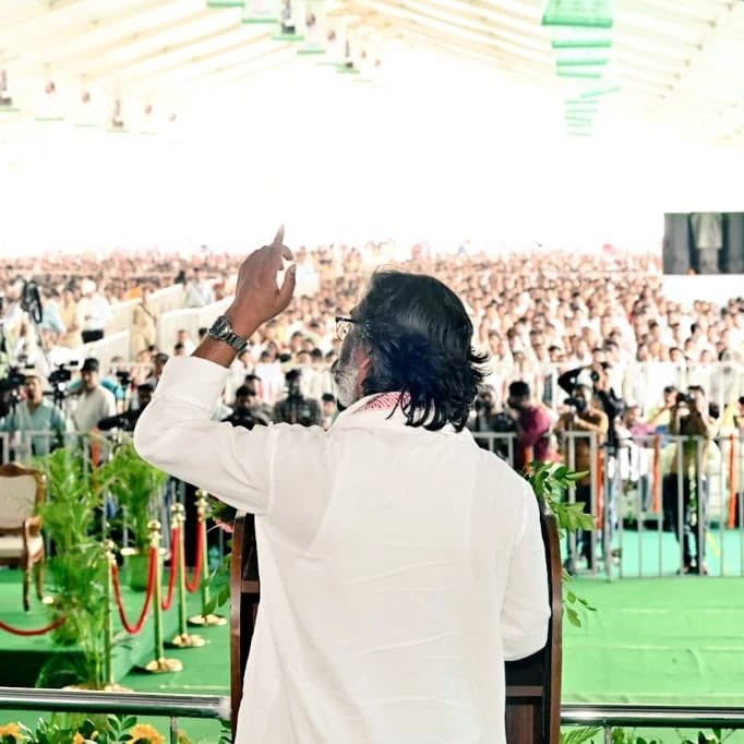 JMMKalpanaSoren's tweet photo. नव-नियुक्त 1500 PGT शिक्षकों को नियुक्ति पत्र मिलने की हार्दिक बधाई और जोहार।

झारखण्ड में शिक्षा व्यवस्था सुदृढ हो, इसके लिए हर प्रयास कर रही है झारखण्ड सरकार। नियुक्तियां जारी रहेंगी... https://t.co/BoNLq9rBic
