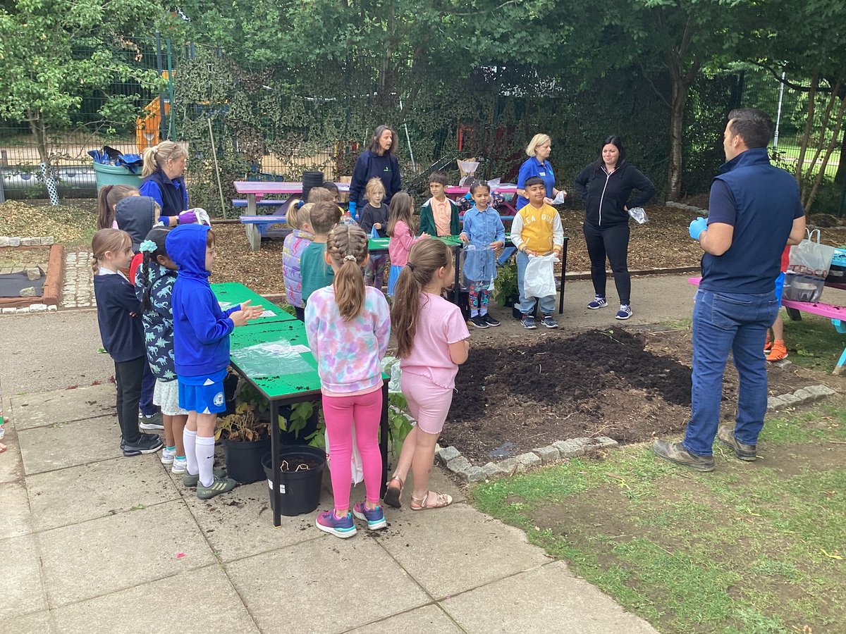 OwpsFoxes's tweet photo. We had a fantastic morning harvesting our potatoes and making super healthy salads. Thank you to all the helpers from Kids Country.
#OWPSscience
@OWPSwombats 
@KidsCountryUK https://t.co/Q5UC1wgm88