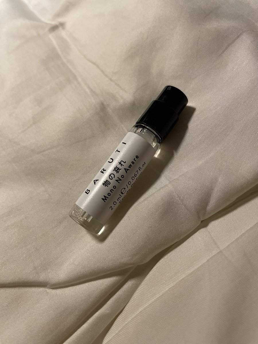 semiselldesu's tweet photo. 「物の哀れ」/バルチ（BARUTI）

優しく上品パウダリーな抹茶、そして桜とムスクの香り

抹茶は儚くあっという間に消えてしまうけど、そこが侘び寂びを感じられて好き

抹茶パウダーが優しく風に流され、静かにふわっと桜とムスクの温かさが顔を出してきます

正に物の哀れ
静寂と儚さを感じさせます https://t.co/jaSTUnp74v