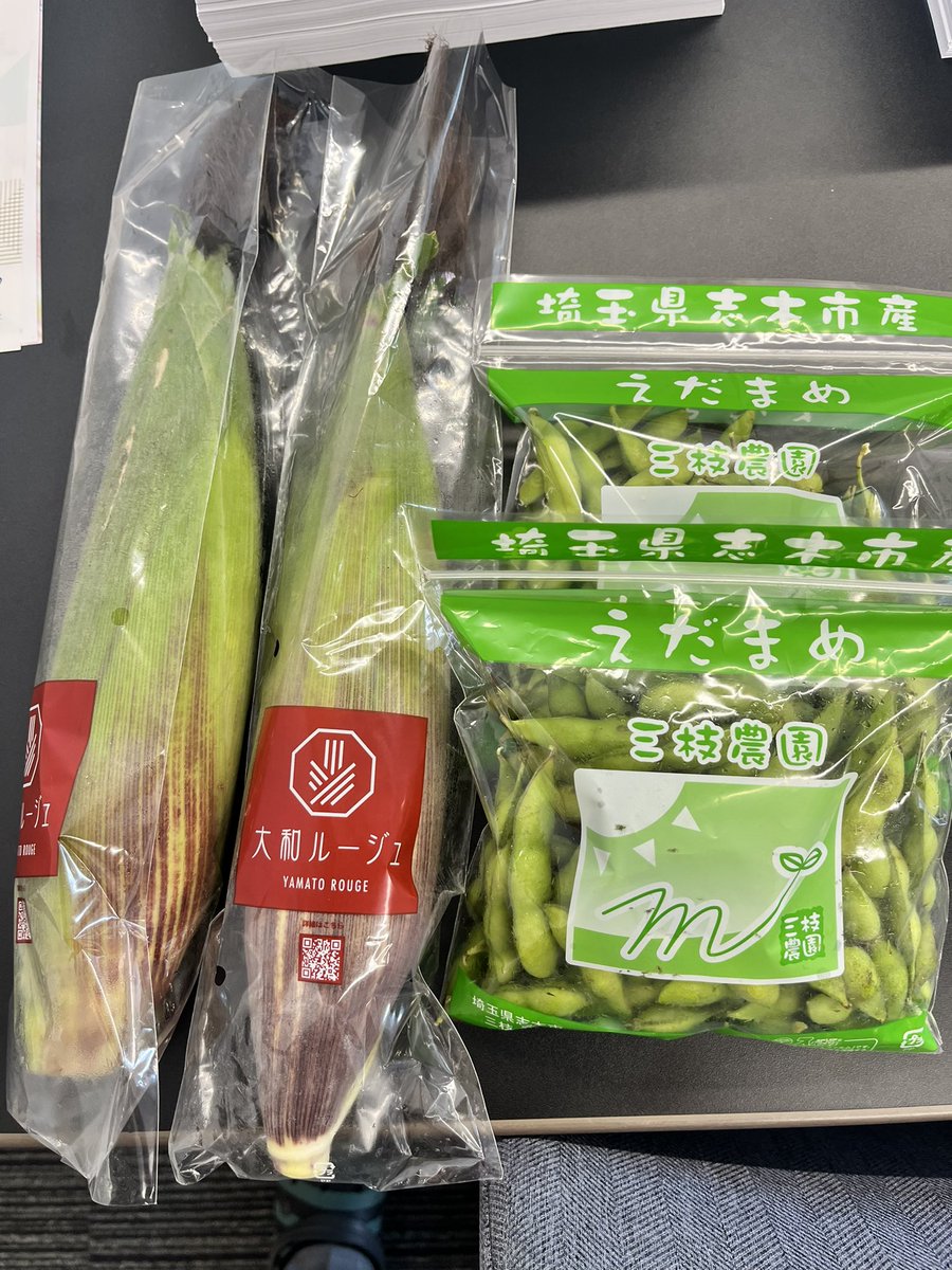 本日は一日中☔️
議会だより編集委員会に出席し、お昼ごはんを求めて庁舎一階へ、そこで志木市産野菜販売会に遭遇👀香川市長にも遭遇👀赤とうもろこし、枝豆を購入、今晩、いただきます🙏

#志木市 
#志木市産 
#大和ルージュ 
#枝豆
#志木市議会
#志木市議会議員
#あべ竜一
#阿部竜一 
#志木市公明党