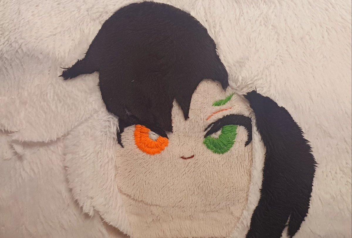 수제솜인형 만들고 있는데 얼굴부터 바느질까지 손으로 했더니 손가락 후들거려요