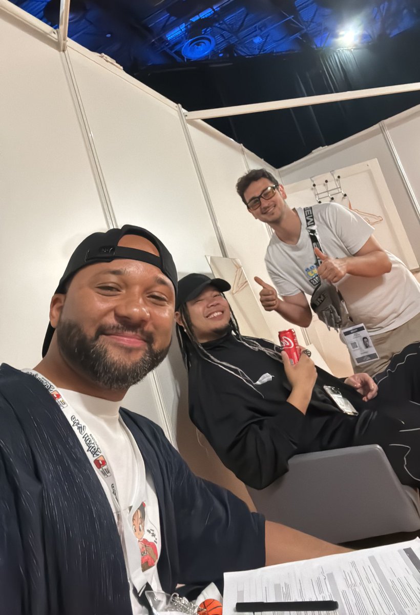 <a href="/Tomodachi_fr/">Tomodachi⛩</a> Dans la même loge que <a href="/hirakawa7x/">NINEPEAKS ナインピークス 平川哲弘</a> avant le début du live drawing ! ✍️

On vous attends pour parler de NINE PEAKS ! 🔥

<a href="/hieu__thao/">Hieu Thao</a> 
<a href="/KayvanOjisan/">Kayvan</a>