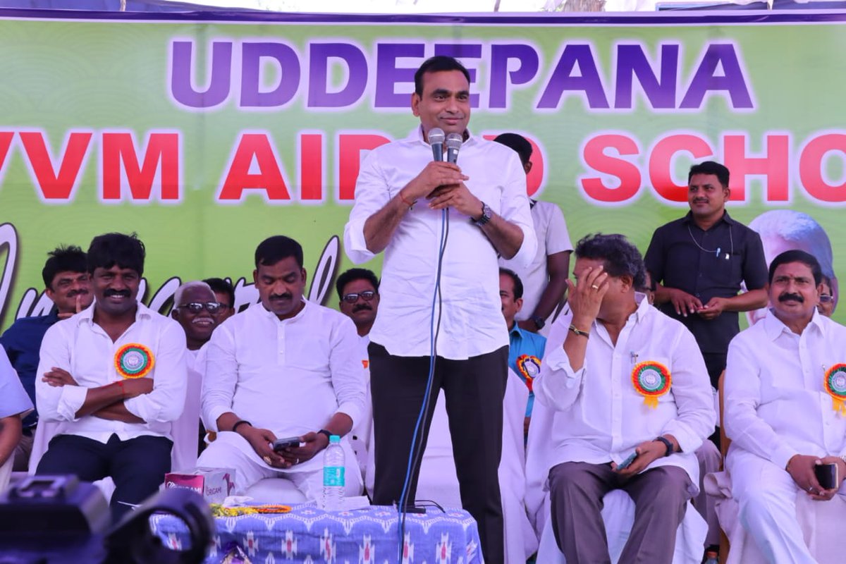 kiran_chamala's tweet photo. నల్గొండ జిల్లా నకిరేకల్ పట్టణం, ఉద్దీపన ఫౌండేషన్ ఆధ్వర్యంలో ఎమ్మల్యే వేముల వీరేశం గారు విజ్ఞాన విద్యా మందిర్ (వివిఎం) ఏయిడెడ్ పాఠశాలను ఏర్పాటు చేయడం జరిగింది. ఈ పాఠశాలలను ప్రభుత్వ విప్ ఆలేరు నియోజకవర్గ శాసనసభ్యులు @IlaiahBeerla గారు, మిర్యాలగూడ నియోజకవర్గ శాసనసభ్యులు @BLROFFICIAL_INC గారు, ��మ్మెల్సీ నర్శిరెడ్డి గారు, జిల్లా కలెక్టర్ నారాయణ్ రెడ్డి గారు, మాజీ ఎమ్మెల్సీ పూల రవీందర్ గార్లతో కలిసి ప్రారంభించడం జరిగింది. ఈ కార్యక్రమంలో ప్రెస్ అకాడమీ చైర్మన్ శ్రీనివాస్ రెడ్డి గారు, శాసనమండలి మాజీ డిప్యూటీ చైర్మన్ నేతి విద్యాసాగర్ రావు గారు తదితరులు పాల్గొన్నారు.

#IndianNationalCongress #TelanganaCongress #CongressForProgress #RahulGandhi #Telangana #PrajaPalana #chamalakirankumareddy #BhongirMP #PrajaPrabhutvam

@INCIndia
@INCTelangana
@Rahulgandhi
@kcvenugopalmp
@priyankagandh
@kharge
@revanth_anumula
@Bhatti_Mallu
@KomatireddyKVR
@UttamINC
@KommuriPratap
@KumbamAnilOffl
@MRRIBPMLA