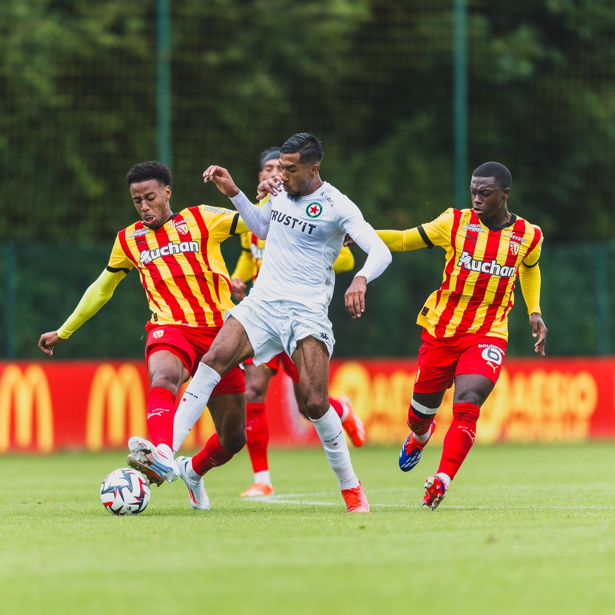 RedStarFC's tweet photo. Pour ce premier match de préparation, les joueurs de l'Étoile Rouge ont été défaits 6-0 sur la pelouse de Lens. Place à la suite de la préparation 👊 #RCLRED
📸 By Furopics https://t.co/PXU1n821qo