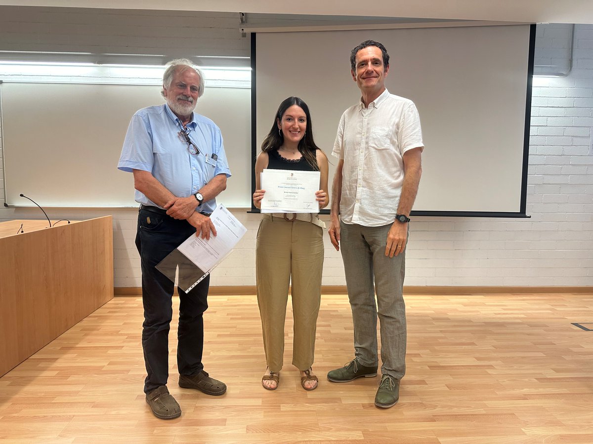 CampusBellvitge's tweet photo. #ConcursLiterari| 📆Ahir la Sala de Graus del Campus Bellvitge va acollir el lliurament dels premis del concurs literari "Lletres de Maig".

Raquel Vilella (representant de la guanyadora Marina Tudela) i Sofia Valmaseda, van poder recollir els diplomes acreditatius durant l'acte. https://t.co/LP8KMpevF9