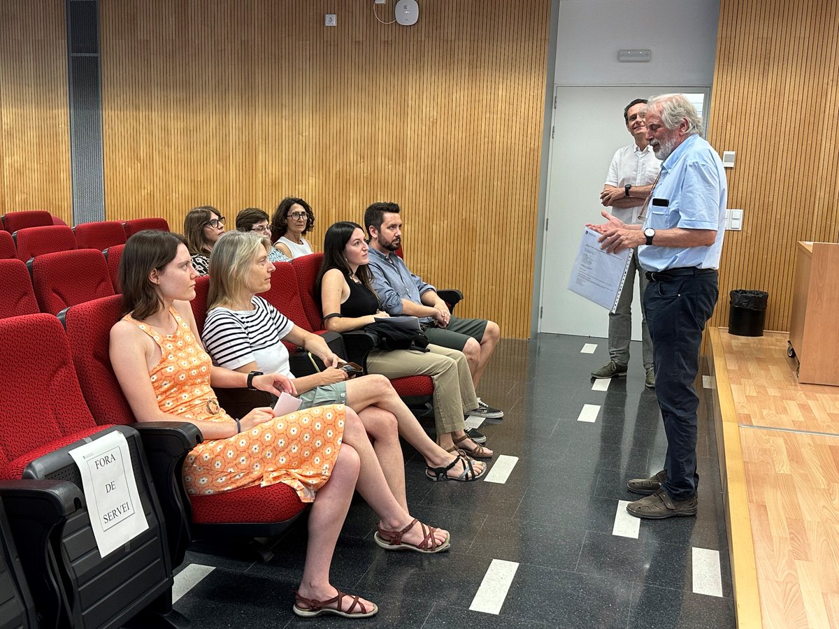 CampusBellvitge's tweet photo. #ConcursLiterari| 📆Ahir la Sala de Graus del Campus Bellvitge va acollir el lliurament dels premis del concurs literari "Lletres de Maig".

Raquel Vilella (representant de la guanyadora Marina Tudela) i Sofia Valmaseda, van poder recollir els diplomes acreditatius durant l'acte. https://t.co/LP8KMpevF9