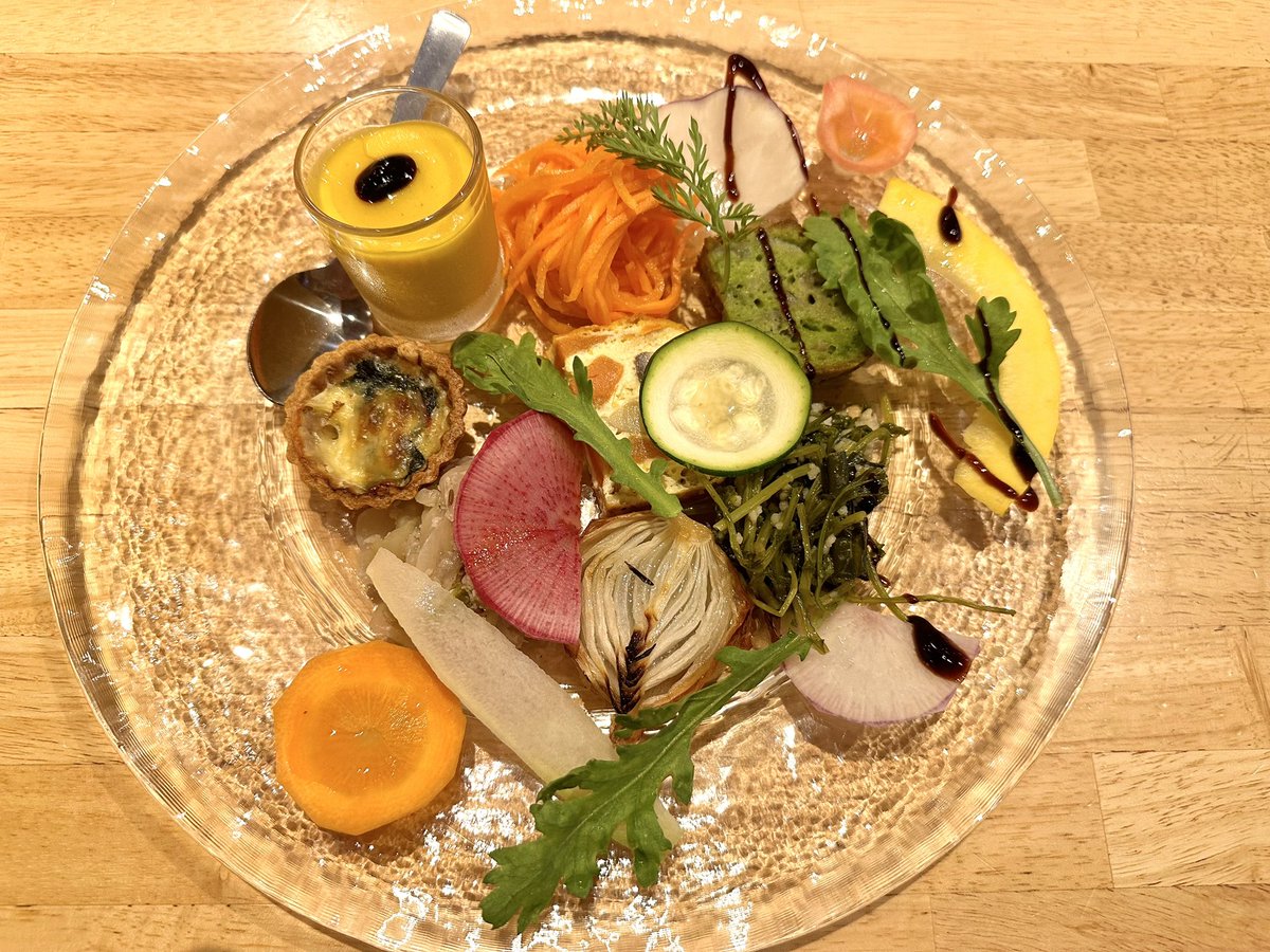 TACA_CHIN's tweet photo. 武庫之荘駅から徒歩5分のエマーブルさんでディナー。野菜たっぷりの前菜は、どれも素材の美味しさが際立っています。メインには珍しい牛のメガネ肉のローストを🥩デザートは尼いもを使ったバスクチーズケーキ🍰ごちそうさまでした😋夜は予約制です。#尼崎 #フレンチ #尼崎食堂 https://t.co/oAyBDIEXlL
