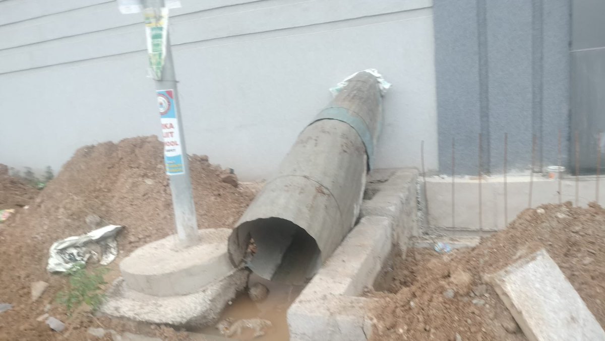 msreddy1211's tweet photo. Risinia sky on apartment rain water flowing in to Antilia and which is causing inconvenience to residents who are using this road ..we request govt authorities to act on this ..@cdmatelangana @MC_Nizampet @Eatalarajendar https://t.co/Bbv7UXPaDg