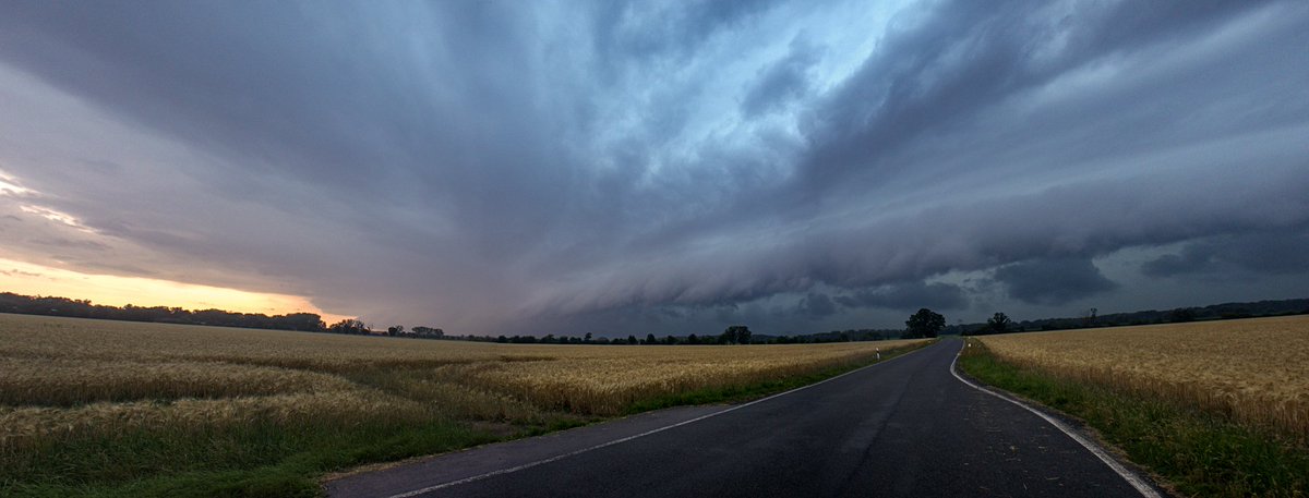 Aufziehende Shelfcloud zwischen Leipzig und Grimma vor ca. 1h - innerhalb des #Gewitter heftige Böen und Niederschlag. Nach Süden hin bessere Struktur, ich stand am Nordende.