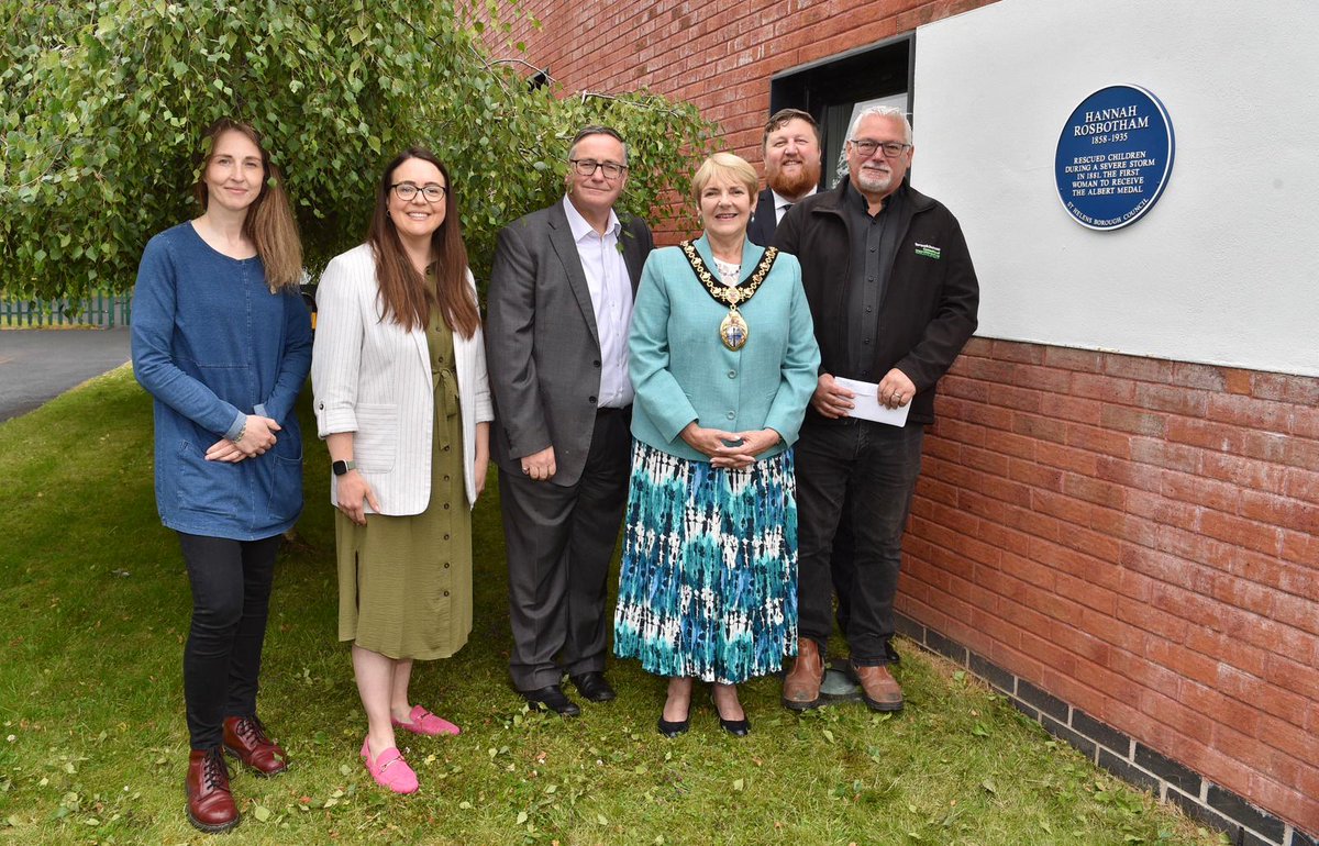 🧵A special ceremony was held at Sutton Family Hub earlier today to unveil the first of our blue plaques as part of an initiative to honour and acknowledge the individuals, places and events that have contributed to the unique heritage of the borough.