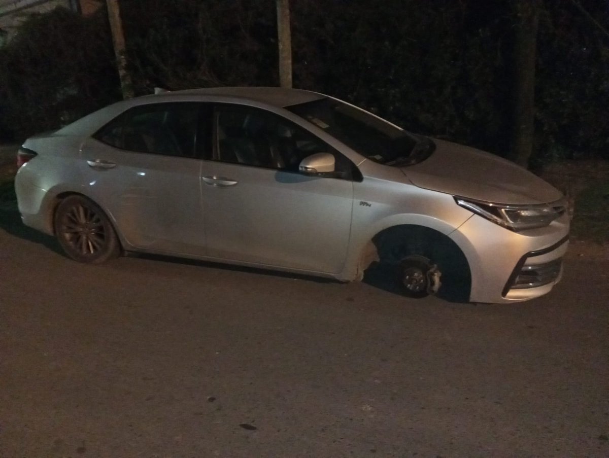 Hechosanderecho's tweet photo. #laplata #NegocioRedondo Tercer robo de ruedas en una semana frente al gimnasio de 18 e/ 486 y 487, Gonnet. https://t.co/VDxez6p4sA
