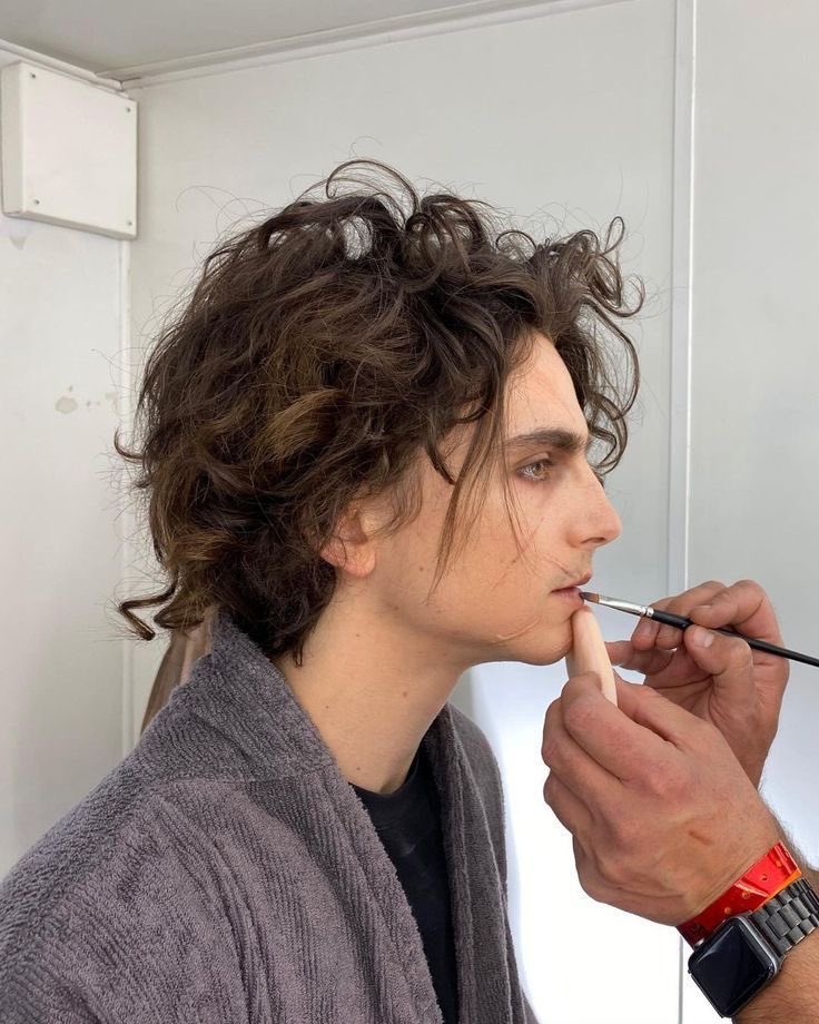 마담투소 밀랍인형 제작과정같은데 걍 메이크업받는 진짜 티모시샬라메랜다 말도않된다