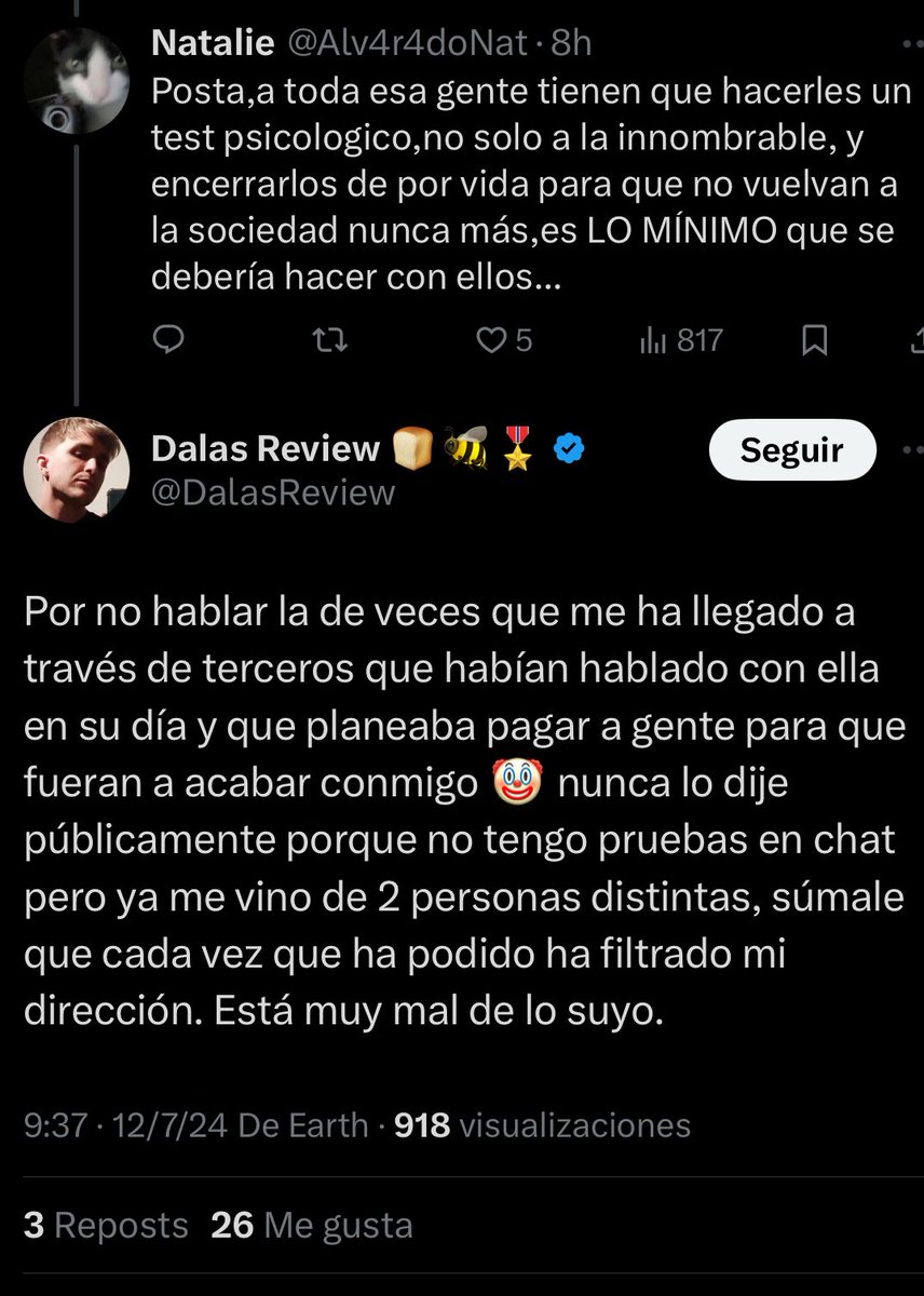 MIAREsproject's tweet photo. Esto que voy a decir es importante:

Está entrando en tal espiral de enajenación que ha llegado a decir hace unas horas que le ha llegado información de que "quiero contratar a gente para acabar con él", y después de una acusación tan bárbara, añade que no puede demostrarlo porque ya no tiene los chats donde se lo dicen. 

Por favor, si tenéis dos dedos de frente podréis comprender los niveles de locura que está alcanzando su discurso. 
Soy una persona normal y corriente con un trabajo normal y corriente y una vida en la que mi preocupación diaria es qué comeré por la noche, no la cabecilla de un grupo terrorista armado en contacto con sicarios a sueldo. 

Los que tenemos miedo somos nosotros, mi familia y yo, que somos los que hemos recibido amenazas de muerte de gente que nos ha hecho fotos en la entrada de mi hogar. 
Fueron sus amigos y él quienes viajaron desde otro país a la puerta de la casa de mi familia y lo que le hicieron a mis padres -a los que mandaron al hospital- fue tan brutal que ha terminado con él, su pareja y sus colaboradores imputados por los delitos penales de agresión y coacciones. 
Es él el que pone tweets dando a entender que si se encuentra con sus haters por la calle terminará detenido, es él el que tiene vídeos fantaseando y narrando cómo torturaría y asesinaría con sus propias manos a la gente que le cae mal, y es él el que dice que antes de entrar en la cárcel se va a quedar a gusto. 

Yo soy la que tiene miedo. Tengo mucho miedo porque él mismo habla de lo mucho que disfrutaría matando. Yo no necesito inventarme que "hay unos chats que casualmente han desaparecido que dicen que quiere hacerme daño". Él habla de sus fantasías de asesinato y violencia abiertamente y sin pudor, al alcance de todo el mundo. Ahora me acusa de lo que él mismo hace y no puedo dejar de preguntarme si esto es otra mentira planeada o es, realmente, un delirio mental. 

Te lo digo personalmente: Tus amenazas de venganza y tu sed de sangre no te llevarán a ningún lado bueno, deja de alimentar tu odio, tu corazón se pudre y la gente deja de ver en ti lo que te gusta que vean. Vuelve al mundo real. La gente que te rodea, los seguidores que te aprecian de forma sana y el universo en general lo agradecerán.