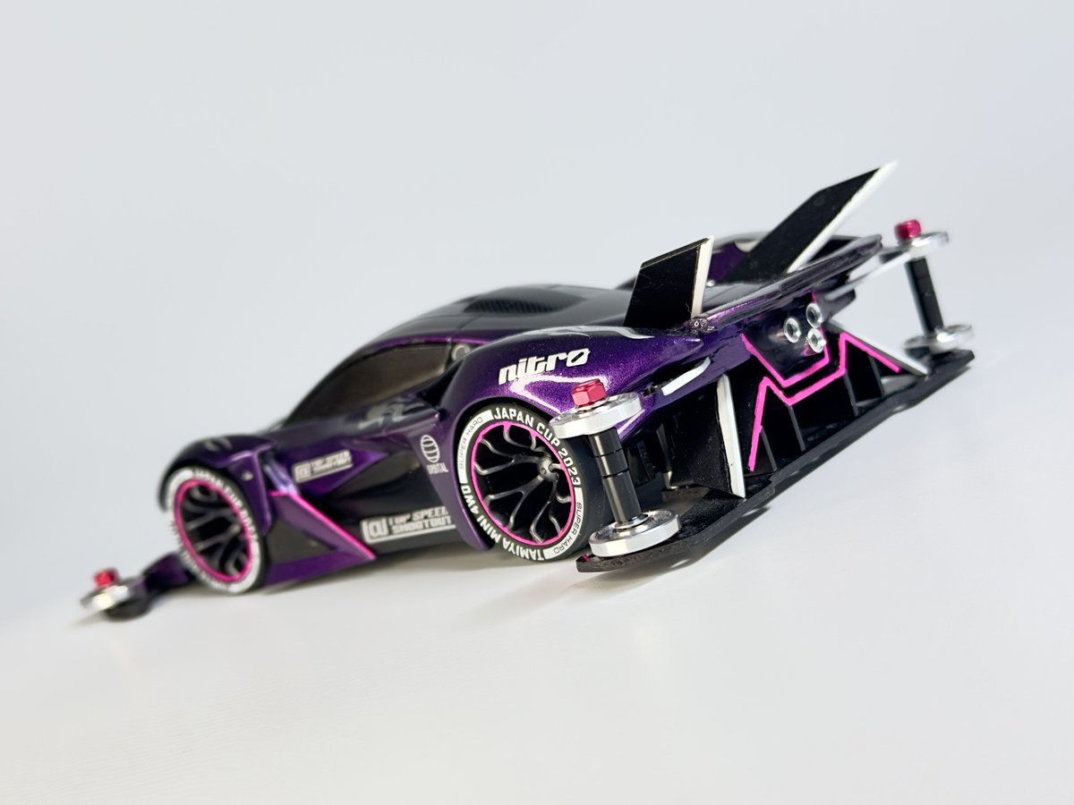 #JC2024コンデレ1

マシン名: マッドイグニシオンEvo

マッドレイザーとイグニシオンとDCR-02が融合して最恐のハイパーカーに⁉️
究極まで尖ったエアロ構成とメタリックパープル＋偏光反射カラーでグロテスクかつグラマラスな一台に仕上げました✨😎

#ミニ四駆
#mini4wd