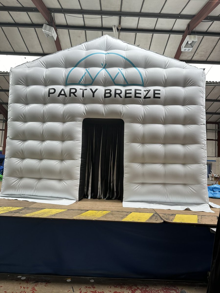 PartiesPortable's tweet photo. 🇨🇦 𝐂𝐀𝐍𝐀𝐃𝐀 🇨🇦 

Yesterday we shipped another Inflatable Nightclub - Party House - Gold Package to Canada 🌎

WORLDWIDE SHIPPING AVAILABLE ✈️ 

 #shopping #business #sale #smallbusiness #marketing #forsale #inflatablenightclub #portableparties #explore #success #branding https://t.co/hjgIzwK80J