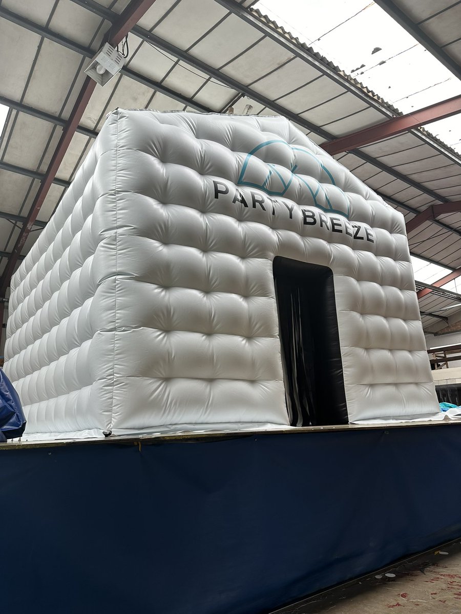 PartiesPortable's tweet photo. 🇨🇦 𝐂𝐀𝐍𝐀𝐃𝐀 🇨🇦 

Yesterday we shipped another Inflatable Nightclub - Party House - Gold Package to Canada 🌎

WORLDWIDE SHIPPING AVAILABLE ✈️ 

 #shopping #business #sale #smallbusiness #marketing #forsale #inflatablenightclub #portableparties #explore #success #branding https://t.co/hjgIzwK80J