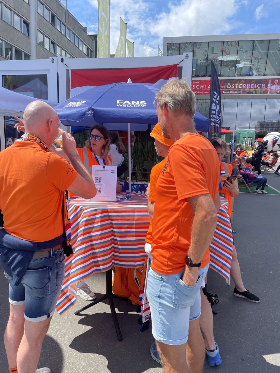 NLinDeutschland's tweet photo. Reisepass oder Mitreisende im Tumult verloren? Autoschlüssel weg? Unvollständige Hotelbuchung? Und vieles mehr. In allen #EURO2024 Städten wo 🧡Fans die Straßen füllten, war unser Konsularteam da und hat vielen 🇳🇱-ern aus der Patsche geholfen👍
#OnsOranje #oranjefussball #minbz https://t.co/vRZATAMd6w