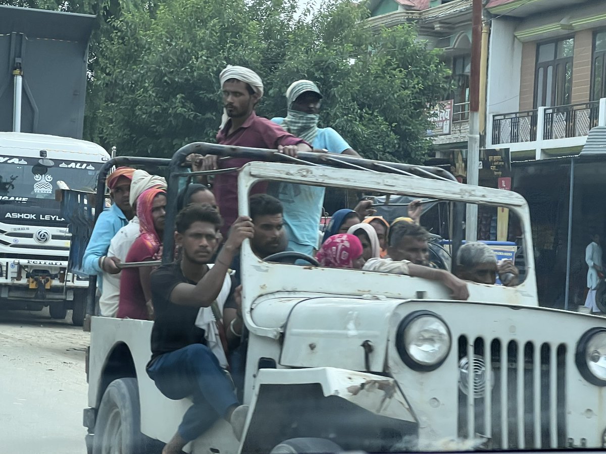 संविधान दिवस भी मनाना है, संविधान हत्या दिवस भी मनाना है। गाड़ी में कुछ बचा नहीं है बताओ इतनी सवारी लेकर कहाँ जाना है। 2047 की तरफ़ जाता हुआ भारत देख कर याद आया वो जो सौ दिन का एजेंडा बना था, जिसकी ख़बरें छपती हैं , उनका क्या हुआ ।