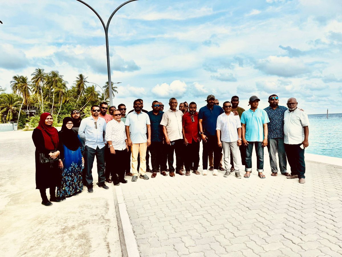 auphxx's tweet photo. ⛵ ކޮންގްތެސް ޕާރޓީގެ ޓީމް ދ. ރިނބިދޫ އަށް ވަޑައިގެން ދެ ޕާޓީގެ އިސްބޭޅުންނާ ބައްދަލުކުރެއްވުން.
#CongressParty
#PPMPNC
#DhiveheengeRaajje https://t.co/wtXH43Rvyf