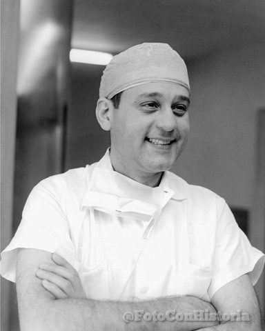 René Gerónimo #Favaloro nació en #LaPlata el 12 de julio de 1923. Estudió medicina en la #UNLP y, en 1967, comenzó a pensar en la posibilidad de usar la vena safena en una cirugía coronaria. Esta técnica conocida como #bypass, terminó siendo estandarizada y utilizada mundialmente