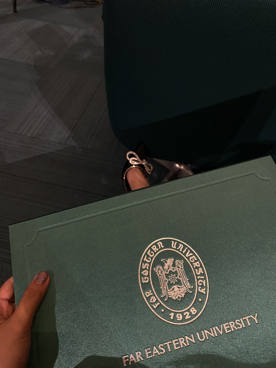 lvscyeol's tweet photo. “don’t make exo the reason of your study failures. make us your inspirations, not your destruction because of your obsessions.” - kim jongin

exo i did it! your eri/yeolmae is now an official degree holder, thank you exo 🥹🎓🤍 https://t.co/3j8k6G6cdh