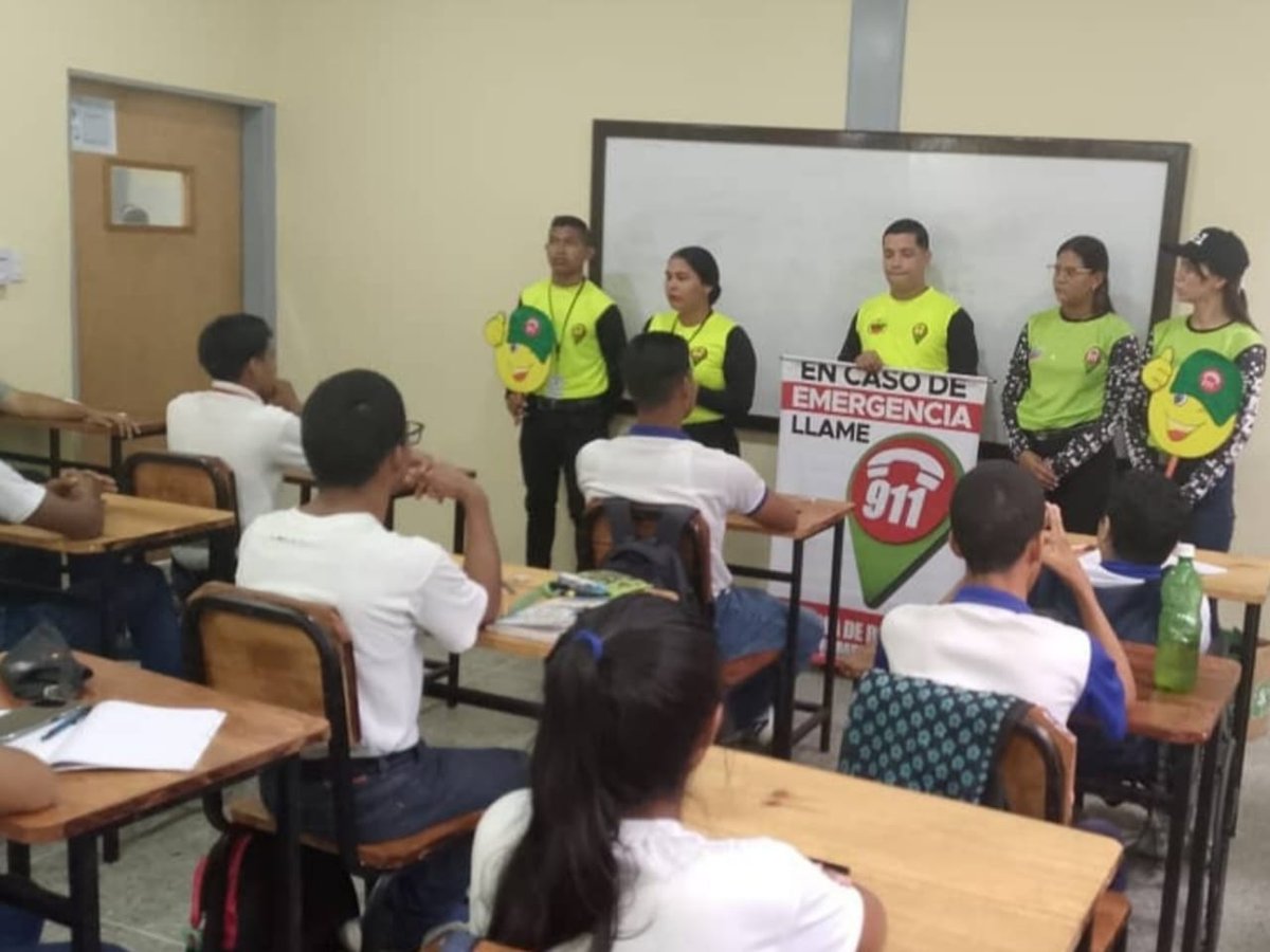 ven911delta's tweet photo. ¡CONSTRUYENDO PATRIA BOLIVARIANA!
Abordaje Informativo en la UNEFA del Estado, instruyendo a los jóvenes profesionales del mañana, siguiendo con el Trabajo del Presidente.
#LaPoesíaNosUne
@nicolasmaduro
@lizetadelta @remigioceballos @Oficial_VEN911 
@dicurualberth @prensagobdelta https://t.co/IXnz6tw8uT