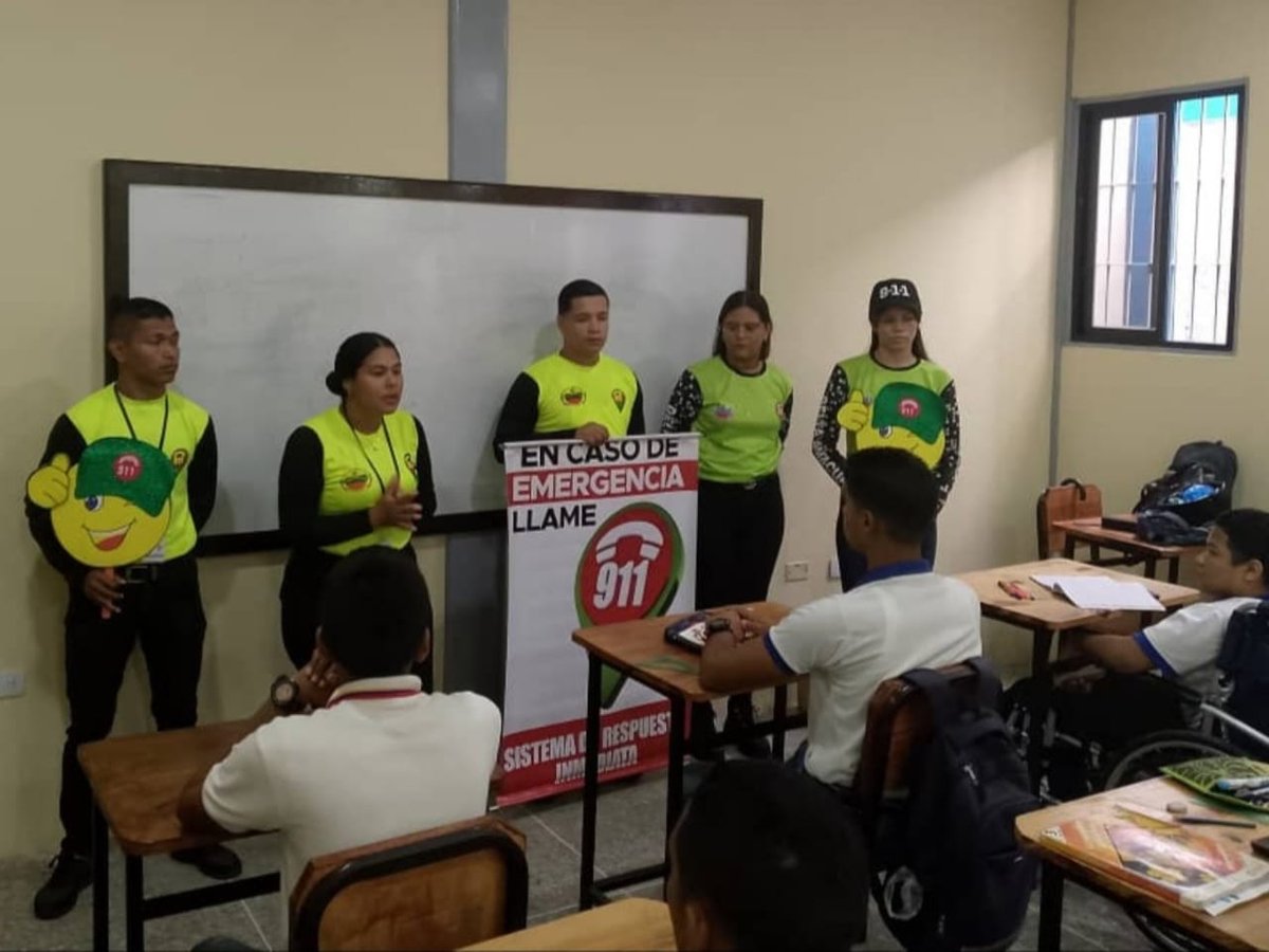 ven911delta's tweet photo. ¡CONSTRUYENDO PATRIA BOLIVARIANA!
Abordaje Informativo en la UNEFA del Estado, instruyendo a los jóvenes profesionales del mañana, siguiendo con el Trabajo del Presidente.
#LaPoesíaNosUne
@nicolasmaduro
@lizetadelta @remigioceballos @Oficial_VEN911 
@dicurualberth @prensagobdelta https://t.co/IXnz6tw8uT