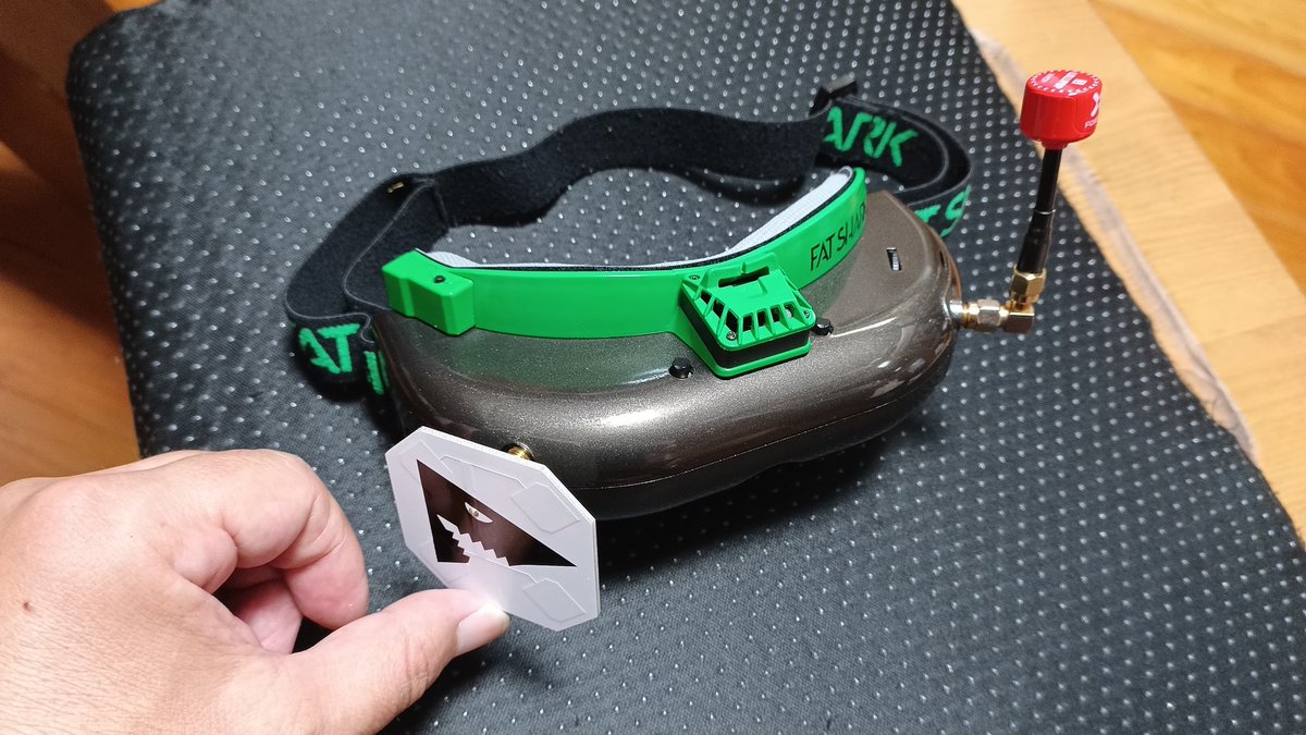 cody4645's tweet photo. FAT SHARK ゴーグル
加水分解でベッタベタしてたから
タミヤの塗料で塗装した💡
( ・∀・ ｲｲｶﾝｼﾞ

#FPV #FATSHARK #ドローン #タミヤ #加水分解 https://t.co/RwdBCAxtis