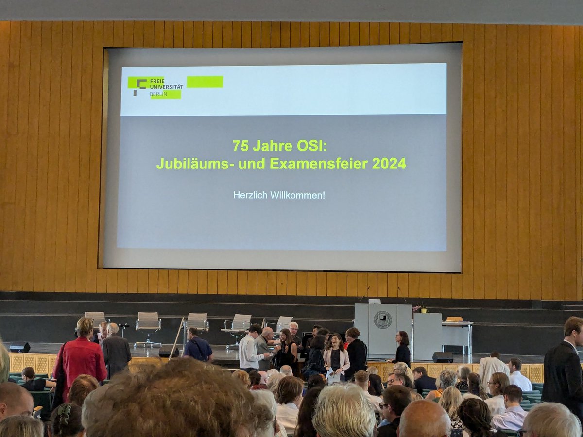 Sören Stapel (@sostapel) on Twitter photo 75 Jahre Otto-Suhr-Institut! <a href="/FU_Berlin/">Freie Universität</a>
"Rückblick, Gegenwart und Zukunft: Perspektiven von OSI-Absolvent*innen" mit <a href="/lisapaus/">Lisa Paus, MdB</a>, <a href="/Anja_WS/">Anja Wehler-Schoeck</a>, Hubertus Buchstein (<a href="/uni_greifswald/">Uni Greifswald</a>) & Simon Toewe (<a href="/movement_hub/">Movement Hub</a>).
Sehr schöne Reflektion zu Studienbedingungen/leben von 1970er bis 2010er. 75 Jahre Otto-Suhr-Institut! <a href="/FU_Berlin/">Freie Universität</a>
"Rückblick, Gegenwart und Zukunft: Perspektiven von OSI-Absolvent*innen" mit <a href="/lisapaus/">Lisa Paus, MdB</a>, <a href="/Anja_WS/">Anja Wehler-Schoeck</a>, Hubertus Buchstein (<a href="/uni_greifswald/">Uni Greifswald</a>) & Simon Toewe (<a href="/movement_hub/">Movement Hub</a>).
Sehr schöne Reflektion zu Studienbedingungen/leben von 1970er bis 2010er.