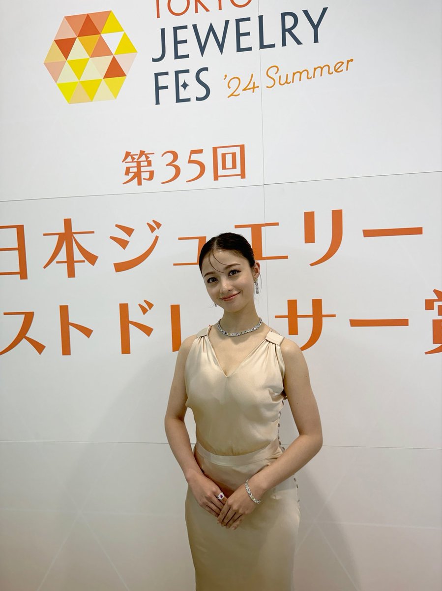 H_KANNA_0203's tweet photo. 日本ジュエリーベストドレッサー賞20代部門に御選出頂きました。
15歳の時に受賞させて頂いてから、あっという間の10年でした。
これからはジュエリーに相応しい輝きを、自らも発していけるように精進して参りたいと思います。
今日はしっかりめのアイメイクと素敵なドレスで気持ちが跳ね上がりました😊