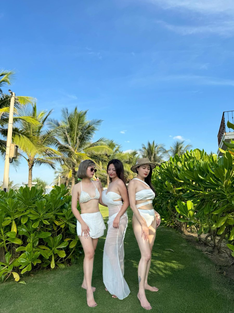 Lotus_Goz's tweet photo. Những thiên thần áo trắng 🤣 #NhaTrang https://t.co/ccs3ZD5uus