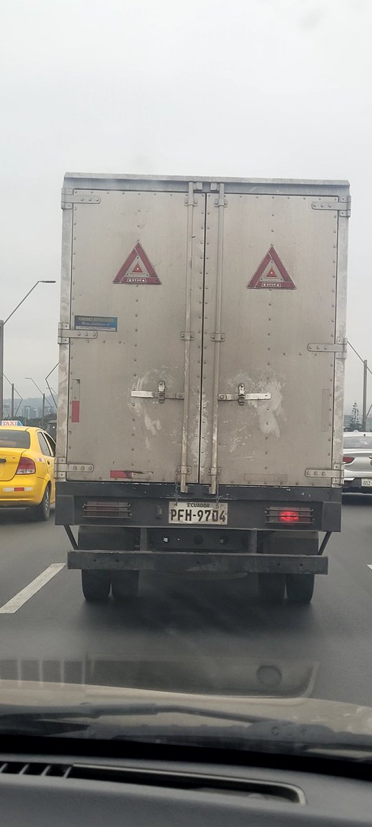 AndMarriott's tweet photo. @CTEcuador este camión hp va golpeando 3 carros en el puente de Unidad Nacional de Samborondón a Guayaquil. Al carro le rompió el espejo derecho!! Alguien que agarre a estas bestias que manejan como ebrios y se fue acelerado https://t.co/jg6EoqmLfk