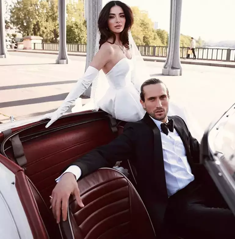 searchpulser's tweet photo. Bugün Google'da popüler olan konulardan biri, oyuncu Melisa Aslı Pamuk ile milli futbolcu Yusuf Yazıcı'nın sürpriz düğünü oldu. 

Pamuk ve Yazıcı, geçtiğimiz mayıs ayında sessiz sedasız bir şekilde evlenmişti ve düğünlerinden paylaşılan fotoğraflar merak konusu haline geldi. Bu ünlü çift, ilişkilerini genellikle özel tutarken, Paris'te gerçekleşen düğünlerinden paylaştıkları fotoğraflarla hayranlarını şaşırttı. Sosyal medyada yayımlanan bu fotoğraflar, kısa sürede büyük ilgi gördü ve binlerce beğeni ve yorum aldı.

#MelisaAslıPamuk #YusufYazıcı #Düğün