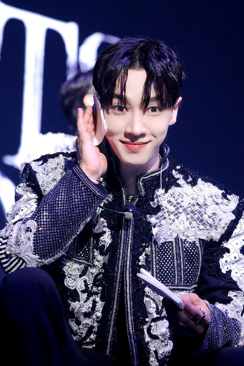 humantree_gk's tweet photo. 240706  기광🇹🇼

땀 닦다 인사👋🏻

#이기광 #gikwang #기광 #ギグァン
#하이라이트 #Highlight 
#비스트 #beast #b2st
@900_330 https://t.co/kI2ZjMKhf1