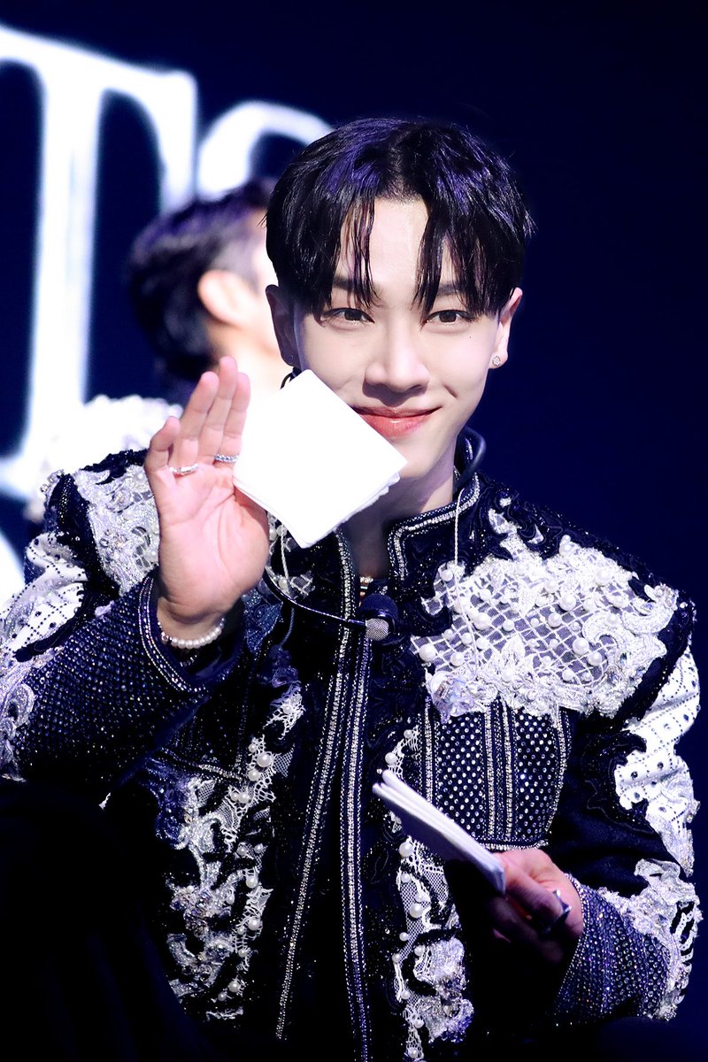 humantree_gk's tweet photo. 240706  기광🇹🇼

땀 닦다 인사👋🏻

#이기광 #gikwang #기광 #ギグァン
#하이라이트 #Highlight 
#비스트 #beast #b2st
@900_330 https://t.co/kI2ZjMKhf1