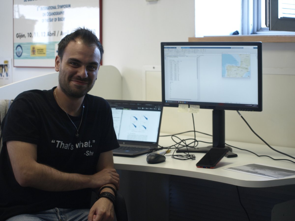 IEO_GIJON's tweet photo. Damos la bienvenida a Antonio Márquez, master en Física Avanzada @uniovi_info, que estará un año con nosotros gracias al programa #YoInvestigo. Estudiará las corrientes del #Cantábrico y las aguas del NO de la península junto con César González-Pola, con el proyecto #LANDERPICK https://t.co/VmnmsWrJip