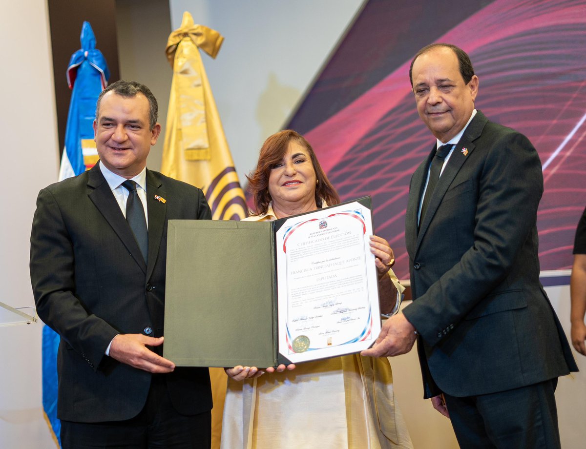 FJaquez04's tweet photo. La tarde de ayer recibí el certificado de elección llena de júbilo, muy agradecida de mi partido pero sobre todo muy orgullosa del maravilloso equipo que me acompaña gracias del alma!

#PRM
#FranciscaDiputada https://t.co/1EVqcwRgVR