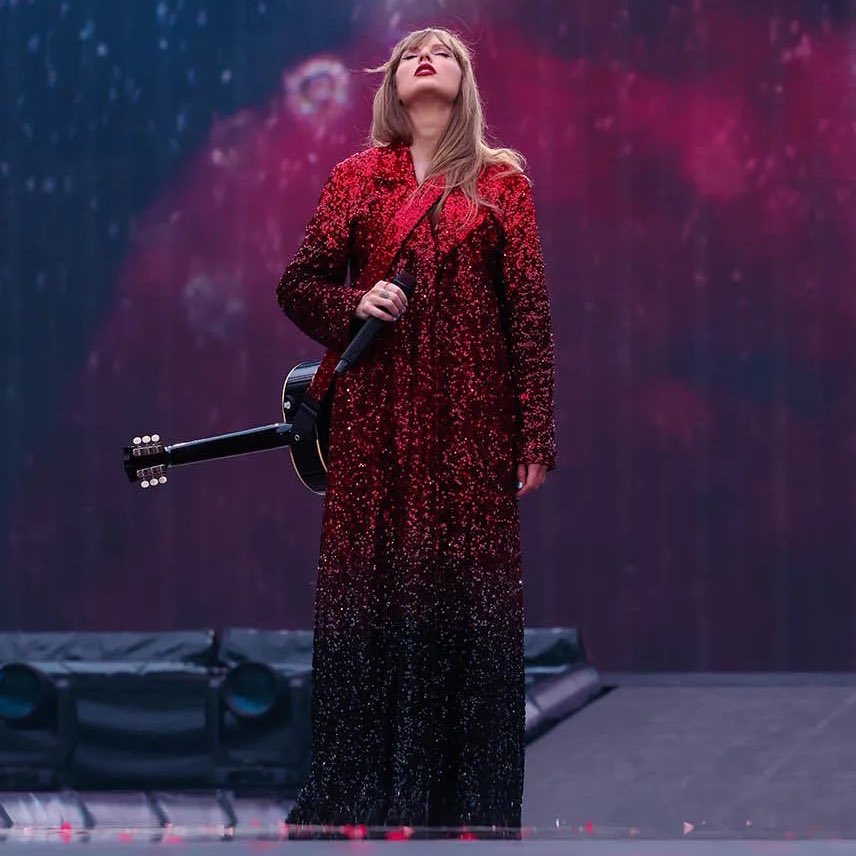 tswifterastour's tweet photo. 🚨| And you call me up again just to break me like a Panettone! Così casualmente crudele in nome dell'onestà! I'm a crumpled up pizza paper lying here cause I remember It-al- al-al-y too well! Taylor Swift's 'The Eras Tour' takes over Milan, Italy TOMORROW! 🇮🇹#MilanTSTheErasTour https://t.co/Cl6jpffhA8