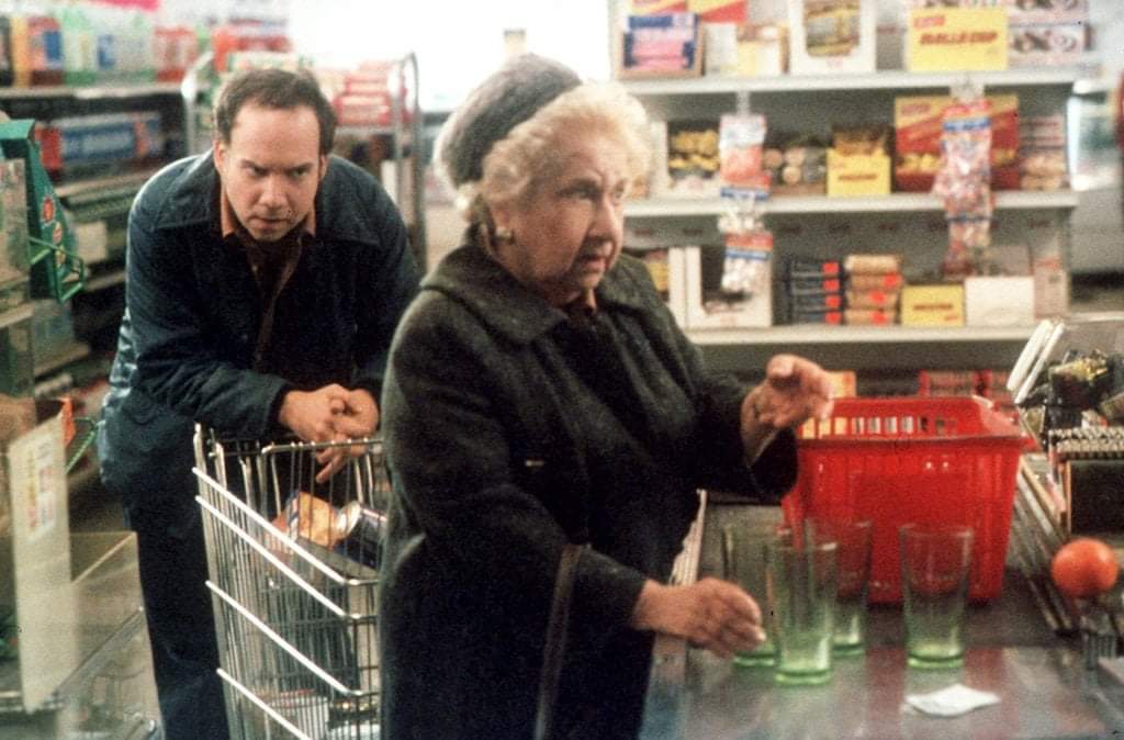 In de rij zegt de caissière tegen een oudere vrouw:
- Mevrouw, u moet uw eigen boodschappentassen dragen want deze plastic zakjes zijn niet milieuvriendelijk!
De oudere dame verontschuldigde zich en antwoordde:
- Zo'n "groene golf" was er in mijn tijd niet.
Dit is ons probleem