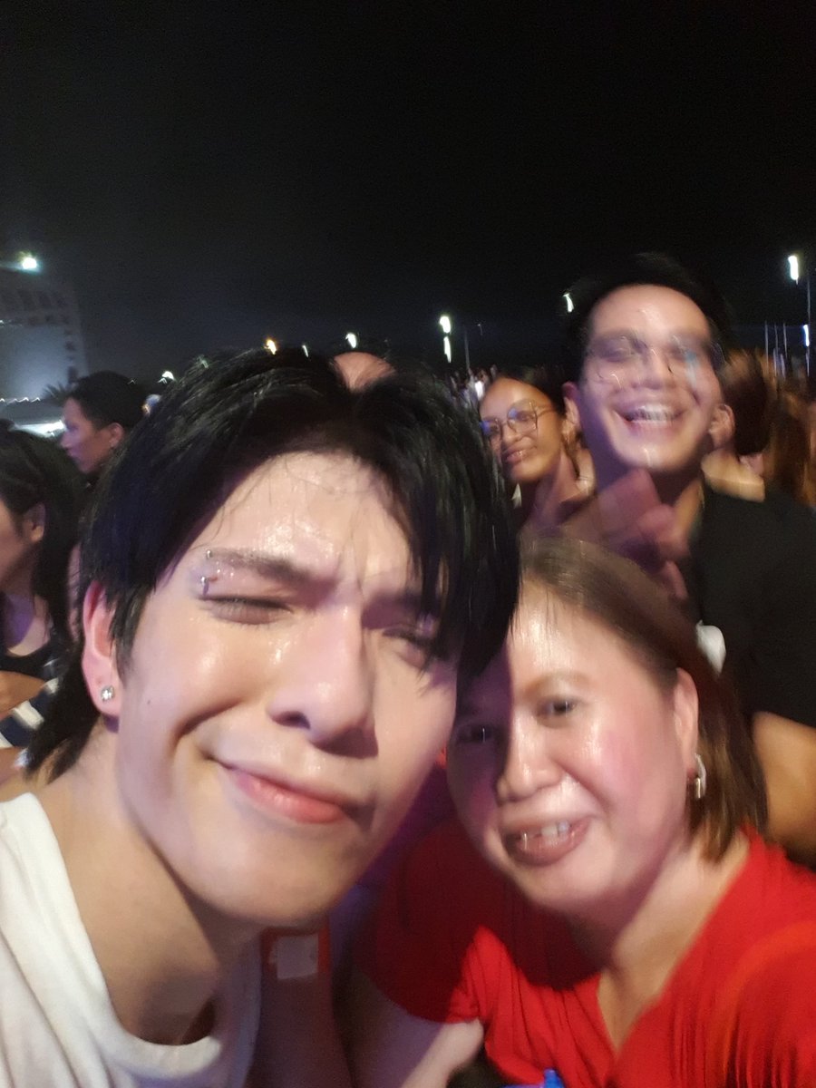 evonnyivory's tweet photo. Hay naku @BGYO_Nate minsan na nga lang ako magpapicture sa yo di mo pa ginandahan. Mabuti nalng mabait at magalang kang bata, pagbibigyan na lng kita, bunso.😀 https://t.co/8RIFVwFlbr