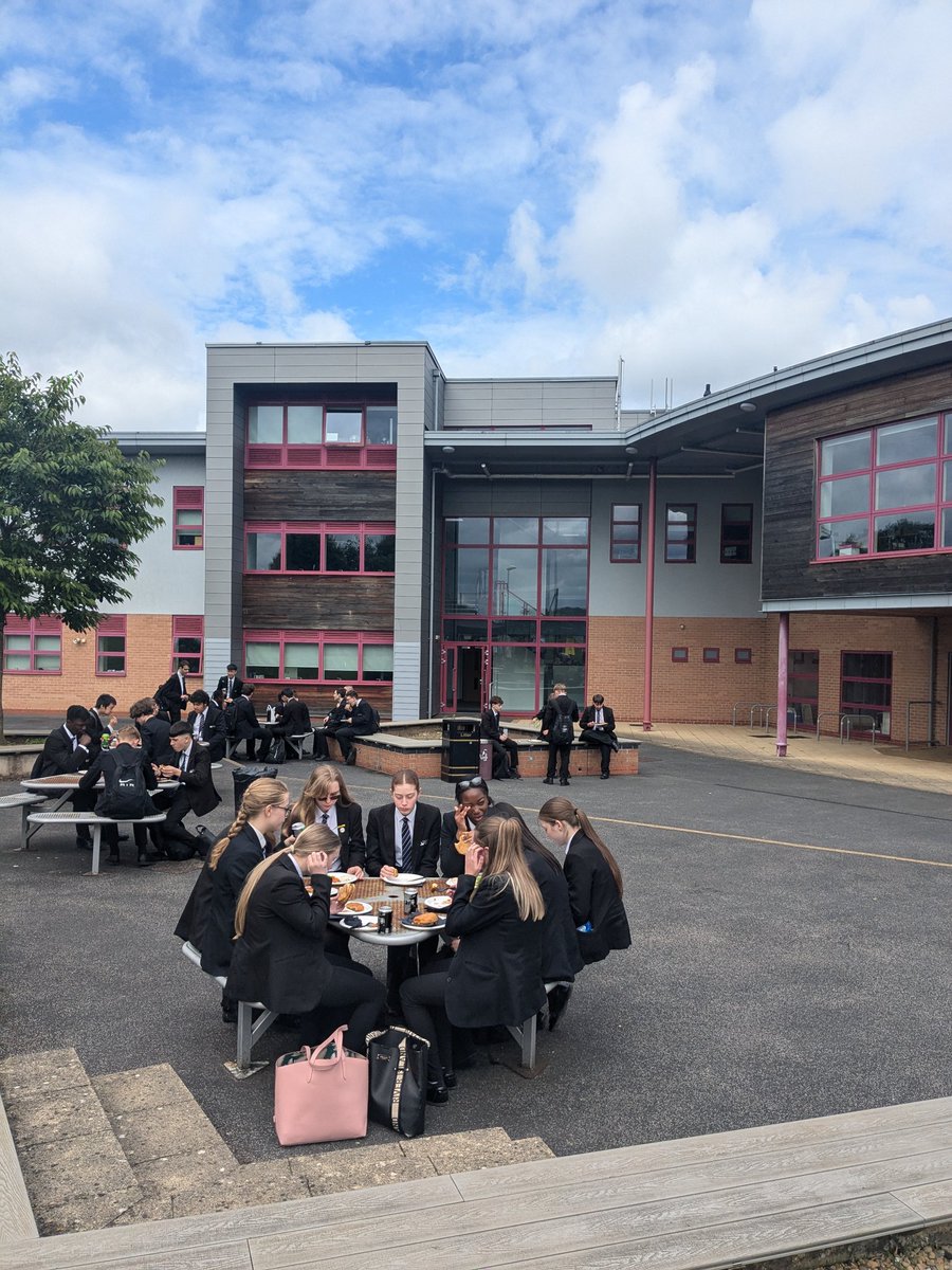 HelloRidgewood's tweet photo. It's been lovely to welcome some of the Y10 @DeltaDonValley students to our sixth form today. They have enjoyed taster lessons, a range of enrichment sessions and a barbecue. 

The students have been an absolute pleasure to have at our school ☺️

#sixthform #tasterday https://t.co/KKyKusgZ24
