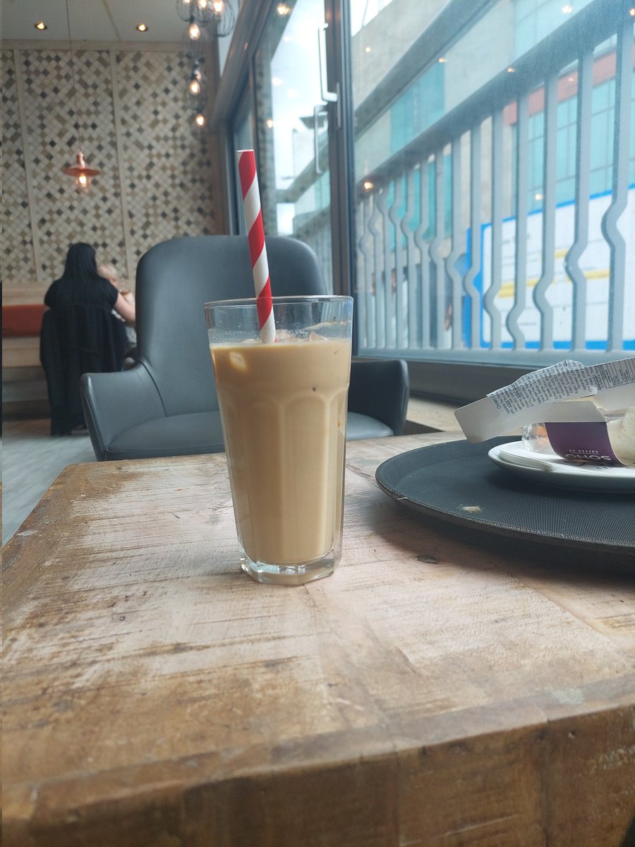 eve_murr's tweet image. Fresh flowers and fancy coffee made my annual leave friday just that much sweeter, now for some video games and a whole lot of nothing 🥰😴☕️💐

#phdlife #needarest