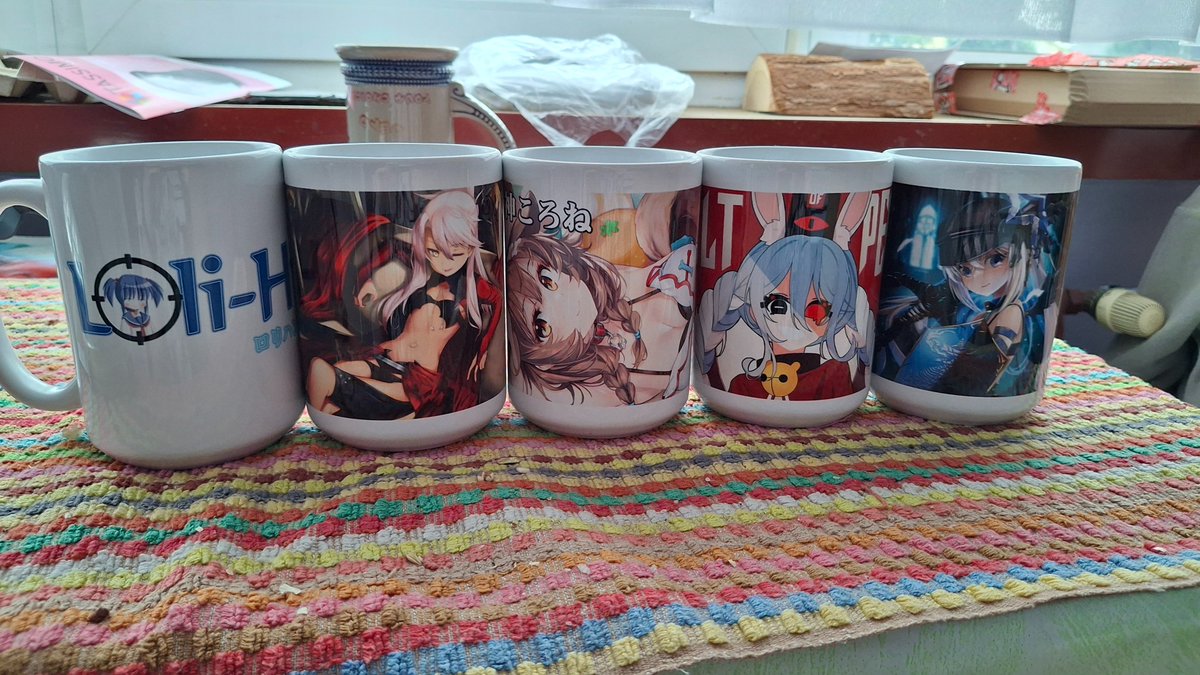 Kreton's tweet photo. New mugs. LH, Kuro, Korone - mine. Peko &amp; Kanata - Greedy's. #ころねすきー https://t.co/4NEsnbOXnD
