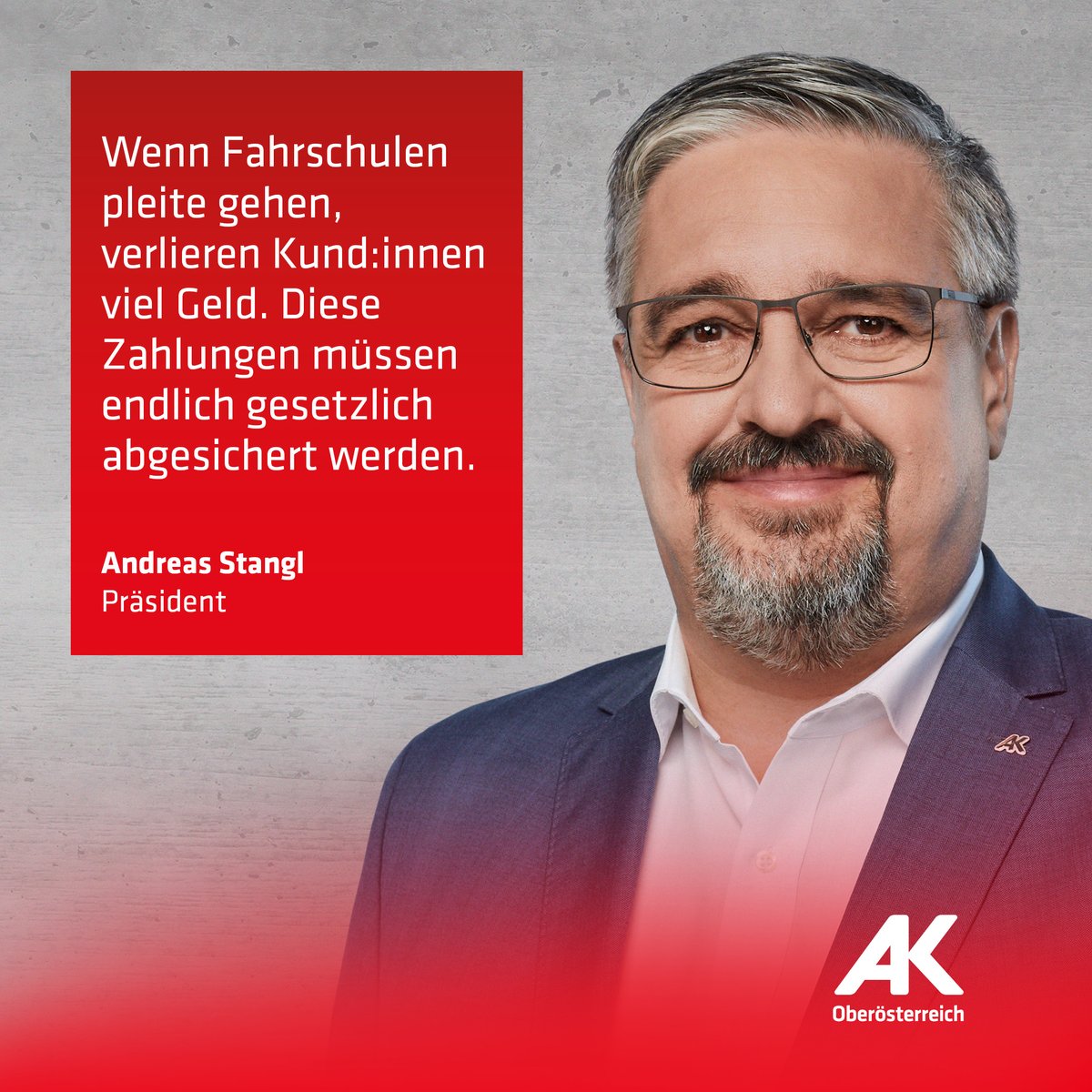 AKLinz's tweet photo. Im Falle einer Fahrschul-Insolvenz stehen Fahrschüler:innen ohne #Führerschein 🚫📝 und ohne Geld da 😱. AK-Präsident Andreas Stangl fordert: #Zahlungen endlich #absichern👨⚖️🛡️.
Details und aktuelle Fahrschul-Preise findest du auf unserer Website 🔍💻👇
https://t.co/EgSuKnuxdo https://t.co/fI1SLRVEuz