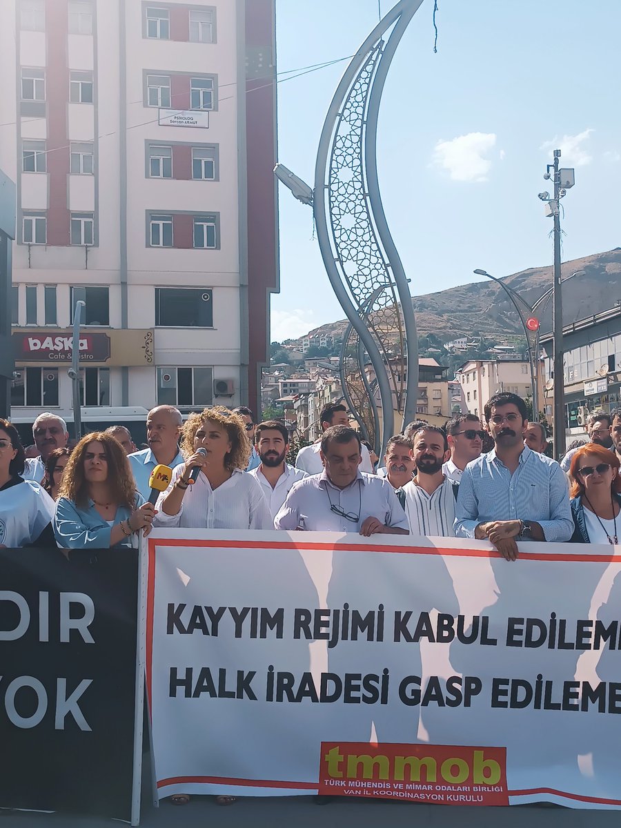 KESK_73's tweet photo. Şırnak KESK Şubeler Platformu olarak iradesine kayyum atanan Hakkari halkıyla dayanışmak amacıyla Hakkari'de basın açıklamasına katıldık. Kayyumlar gidecek halk gelecek! https://t.co/uEzBhBmdbg